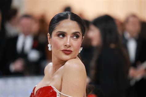 Salma Hayeks Boobs Kept Falling Out Of Her Bathrobe As She。